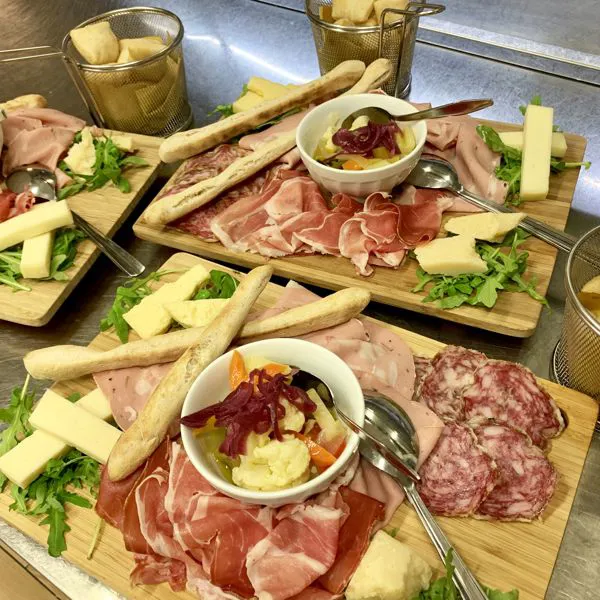 TAGLIERE DI SALUMI E FORMAGGI
